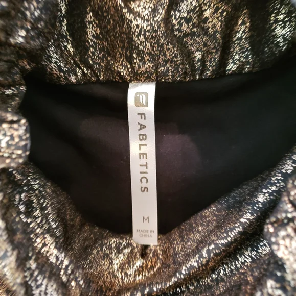 ⭐FABLETICS | Liora Metallic Athletic Ripstop Cowl Neck Kangaroo Pocket Vest - Picture 5 of 16